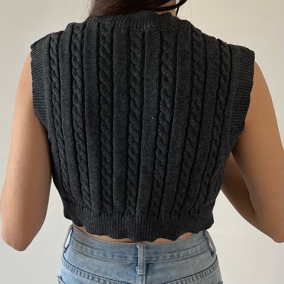 ☕️ charcoal cable knit cropped vest - Picture 3 of 3